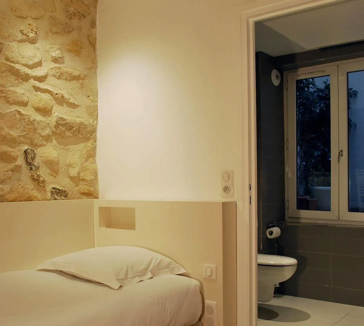 ***  פריז Hotel De La Herse D'Or צרפת